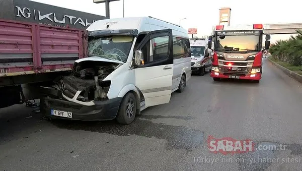 Fide işçilerinin taşındığı minibüs TIR'a çarptı