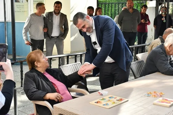 yaslilarla-duygu-dolu-anlar-menderes-baskan-adayi-sinan-akdeniz-onlarin-hayatini-kolaylastirmak-onceligimiz-1710493217459.jpg