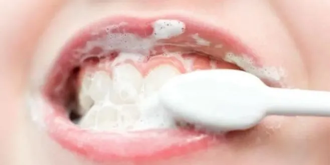 Diş ve diş etlerine karbonat sürüp 30 dakika bekleyin!