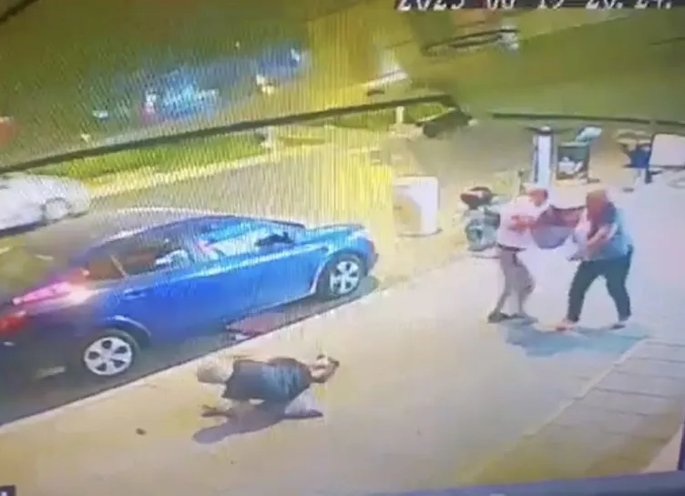 İzmir’de Sibel vahşeti: Karı kocaya vahşice saldırdı! İşte cinayet anı: Göğsünden…