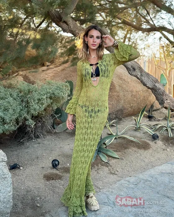 Hülya Koçyiğit’in torunu Aslışah Alkoçlar Mikonos pozlarıyla dudak uçuklattı! Siyah bikini üzerine dantel elbise...