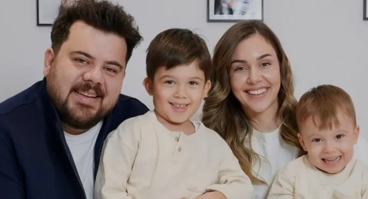 Eser - Berfu Yenenler çiftinden oğulları Kuzey ve Mete ile yeni yıl pozu! "Instagramdan yürüdüğüm çocukla 8. senemize giriyoruz"