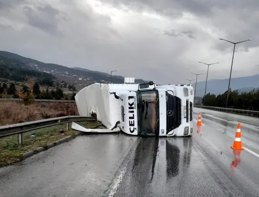 Osmaniye’de kaygan yolda kontrolden çıkan tır yan yattı