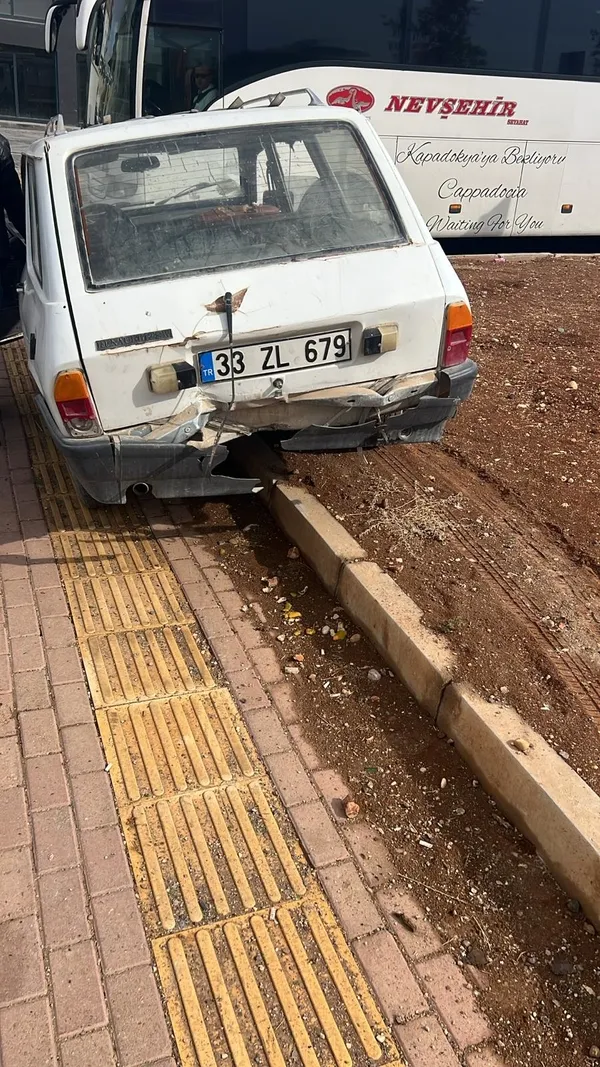 birecikte-kavsakta-kaza-araclar-hasar-gordu-suruculer-kurtuldu-1761046102742.jpg