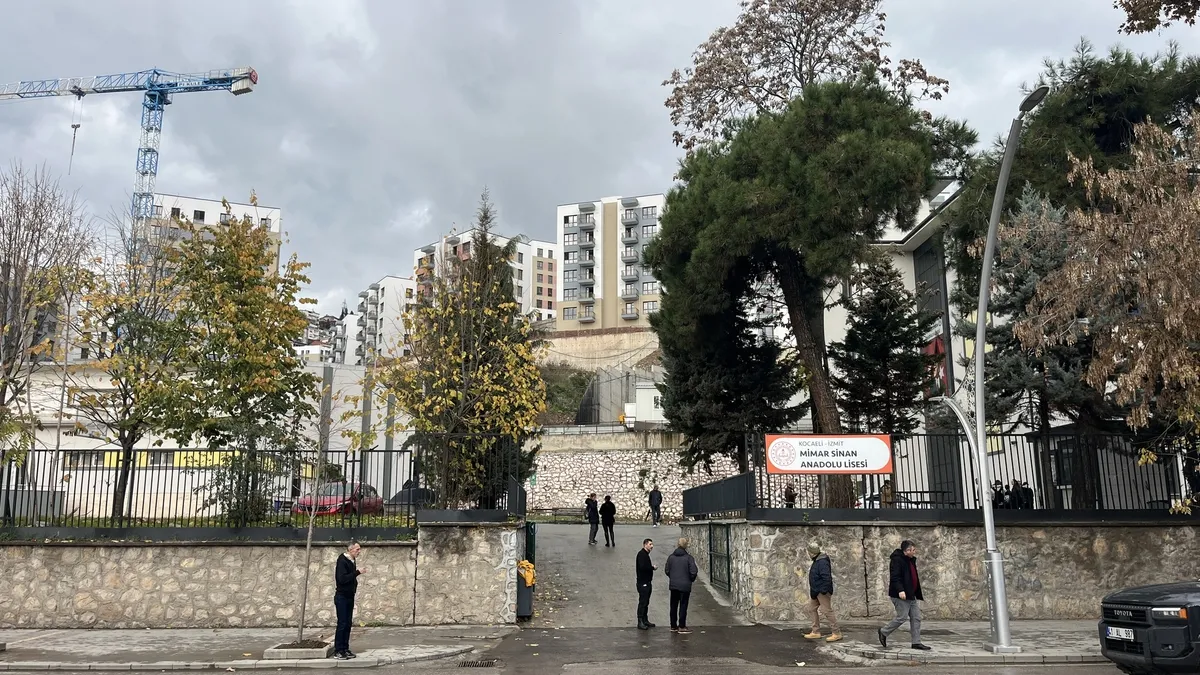 Kocaeli’nde lisede feci olay: 3. kattan düştü! 15 yaşındaki Deniz ağır yaralandı Kocaeli’nde lisede feci olay: 3. kattan düştü! 15 yaşındaki Deniz ağır yaralandı