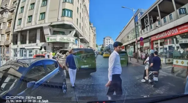 beyoglunda-hayrete-dusuren-anlar-yol-kavgasinda-kufurler-tehditler-havada-ucustu-boksorum-ceneni-kirarim-1782199914241.jpg
