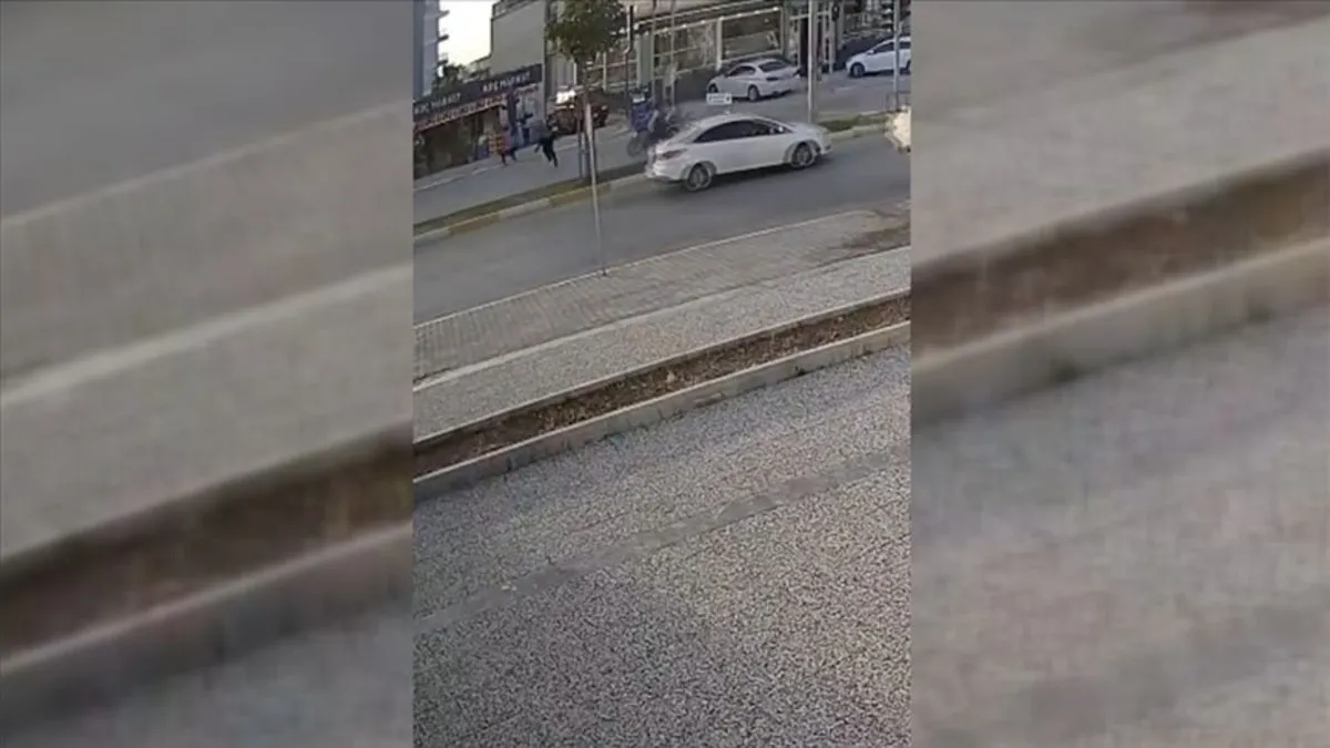 Köpekten kaçan çocuğa motosiklet çarptı: 2 yaralı