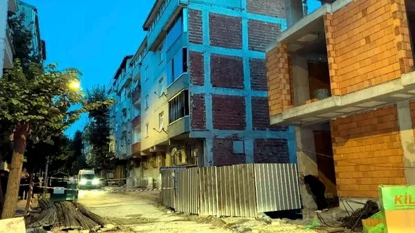 duvarlarinda-catlaklar-olusan-10-dairelik-iki-apartman-tedbiren-tahliye-edildi-1789716802142.jpg