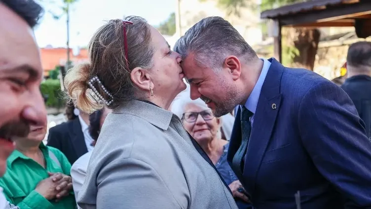 SON DAKİKA… Maaşları ödemeyip sevgilisi Sevcan Orhan ile Phuket tatili gündem olmuştu! CHP’li Görkem Duman’a partiden tebrik öpücüğü…