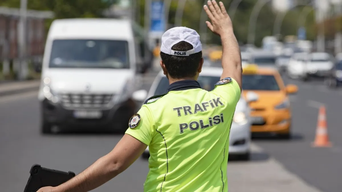Sürücülerin dikkatine! Sahte trafik cezası tuzağı yayılıyor... "Ehliyetiniz askıya alınacak" diyerek bilgileri çalıyorlar haber görseli