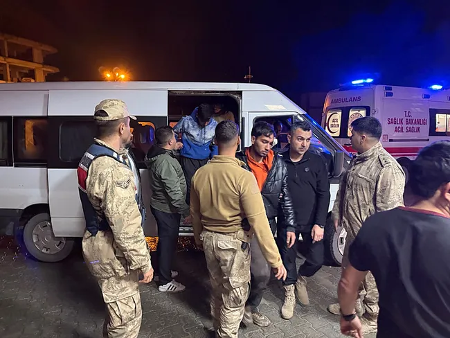 hakkaride-minibus-dereye-yuvarlandi-20-yarali-1793226411196.jpg