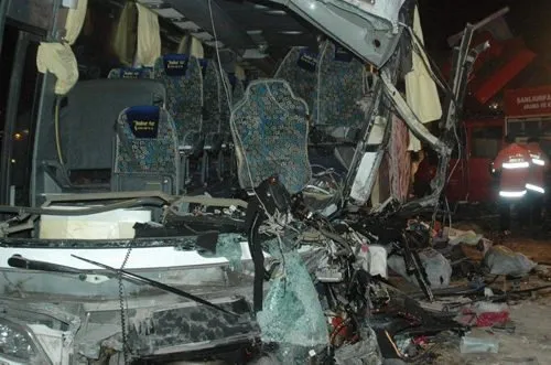 Otobüsle 2 TIR çarpıştı: 2 ölü