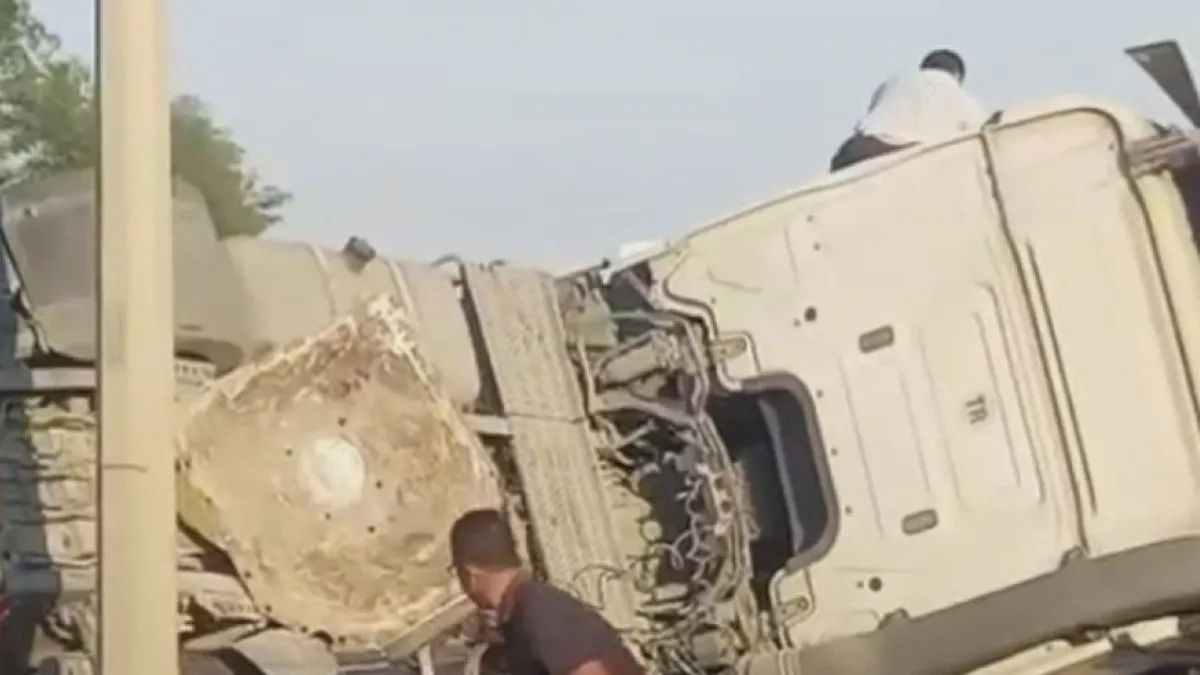 Büyükçekmece TEM Otoyolu'nda devrilmiş beton tankeri ve oluşan trafik kuyruğu.
