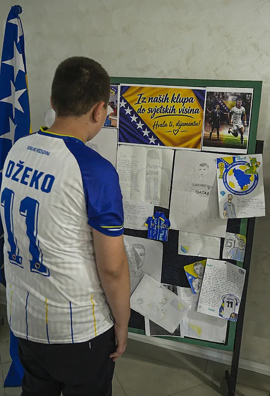 bosna-hersek-efsanesi-edin-dzeko-ogrencilere-ornek-oldu-1790934267755.jpeg