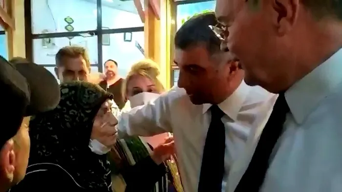 chpye-tepki-gosteren-mevlude-teyze-chp-doneminde-acliktan-oluyorduk-1658547682566.jpg Elazığ’daki heyete tepki gösteren Mevlüde Teyze: ‘CHP döneminde açlıktan ölüyorduk’