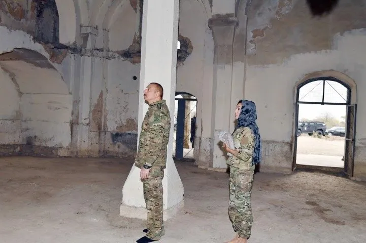 Aliyev ve eşinden tarihi ders! Ermenilerin harap ettiği camiye böyle girdiler...