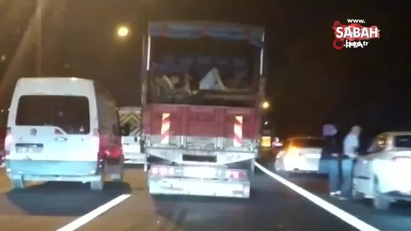 İstanbul'da ölüm tehlikesine aldırmadan kamyonetin arkasında uzanarak yolculuk yapan şahıs kamerada | Video