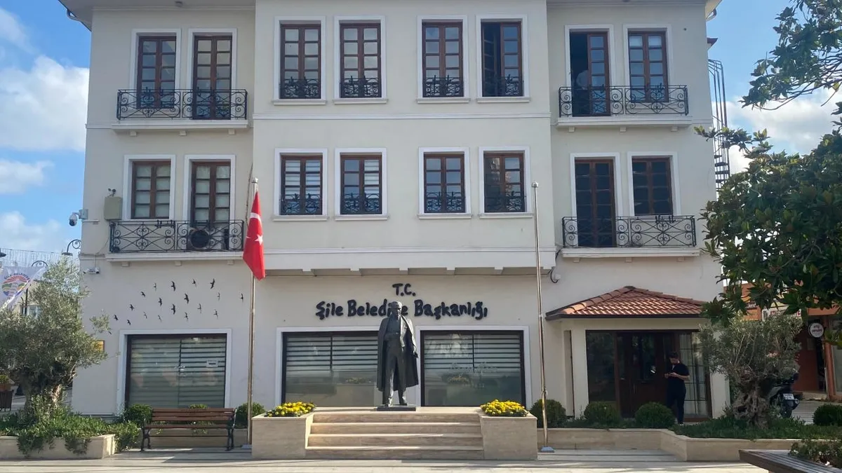 SON DAKİKA: Şile Belediyesi’ne düzenlenen operasyonda gözaltına alınan şüpheliler adliyeye sevk edildi SON DAKİKA: Şile Belediyesi’ne düzenlenen operasyonda gözaltına alınan şüpheliler adliyeye sevk edildi