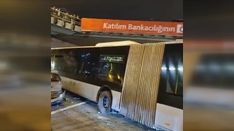 15 Temmuz Şehitler Köprüsü girişinde korkutan kaza: Kontrolden çıkan metrobüs 4 araca çarptı!
