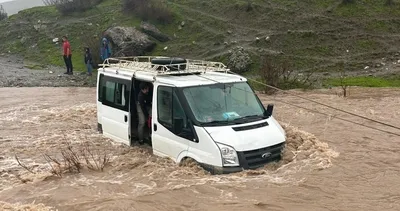 Siirt'te yağışa karşı zamanla yarış! Mahsur kalan hasta tüm müdahalelere rağmen kurtarılamadı #siirt