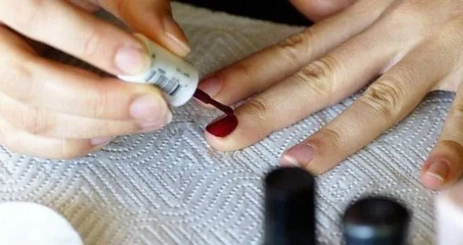 Oje Abdesti Engeller Mi? Ruj ve Oje İle Abdest Alınır Mı, Kabul Olur Mu, Tırnak Boyası Suyu Geçirir Mi?