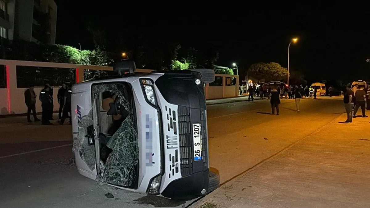 Eskişehir’de işçi servisi devrildi: 7 yaralı Eskişehir’de işçi servisi devrildi: 7 yaralı
