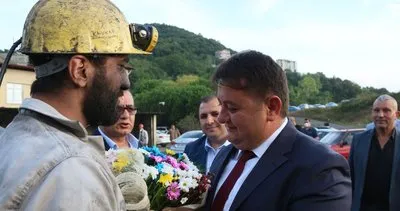 Madenciler sendikayı çiçeklerle karşıladı