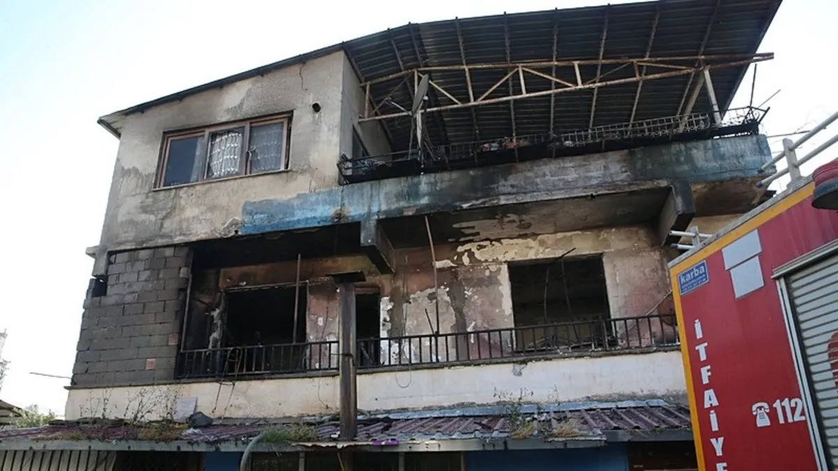 Hatay'da 3 katlı binada yangın! 4 kişi hastaneye kaldırıldı