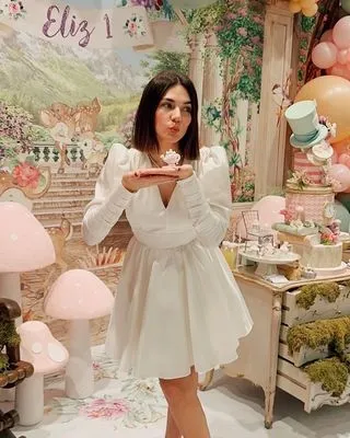 Şarkıcı Alişan’ın oyuncu eşi Buse Varol yeni imajıyla sosyal medyaya damga vurdu! Tüm dikkatleri üzerine çekti!