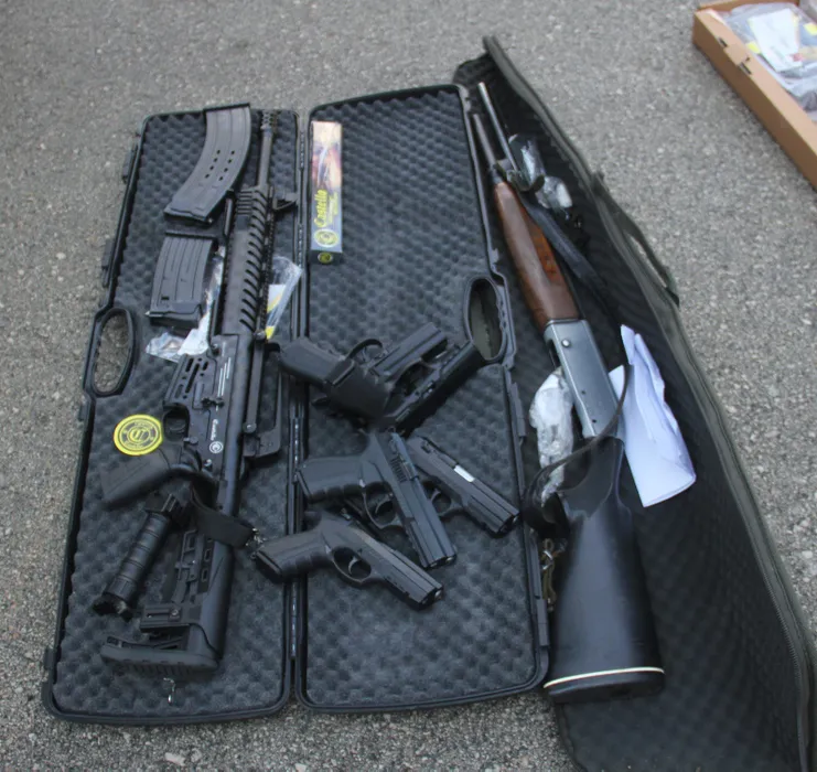 Adana şok operasyon! Ticari araçtan cephanelik çıktı