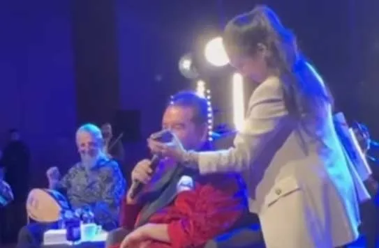 İbrahim Tatlıses’e sahne ortasında Hülya Avşar sürprizi! Derdini söyle, nedir derdin?