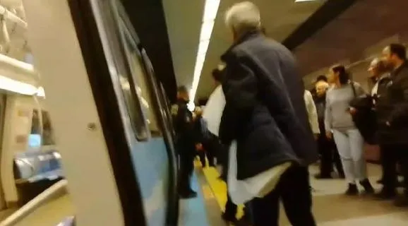kadikoy-sabiha-gokcen-havalimani-metrosunda-ariza-duraklarda-yogunluk-vatandaslar-isyan-etti-1703188454171.jpg