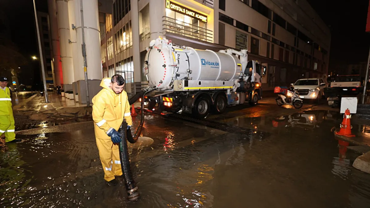 İzmir’de şaşırtmayan manzara: Cadde ve sokaklar göle döndü! Vatandaş isyan etti İzmir’de şaşırtmayan manzara: Cadde ve sokaklar göle döndü! Vatandaş isyan etti
