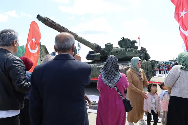 altay-tanki-teknofestte-ilk-kez-vatandaslarla-bulustu-1682778950770.jpg