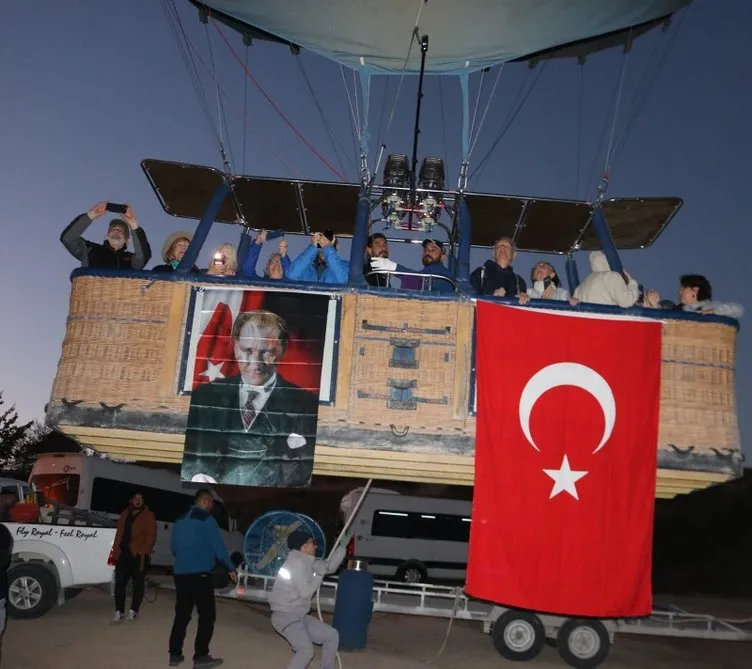 Kapadokya’da 100. yıl coşkusu: 100 balon 100 Türk bayrağı ve Atatürk posterleriyle havalandı!