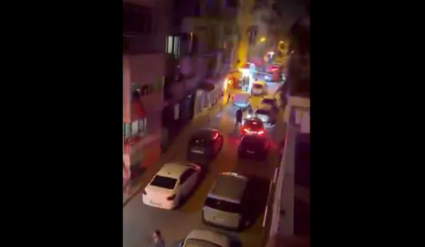 izmirde-korkunc-olay-silahli-iki-grup-sokak-ortasinda-karsi-karsiya-geldi-yaralilar-var-1787382898823.jpg