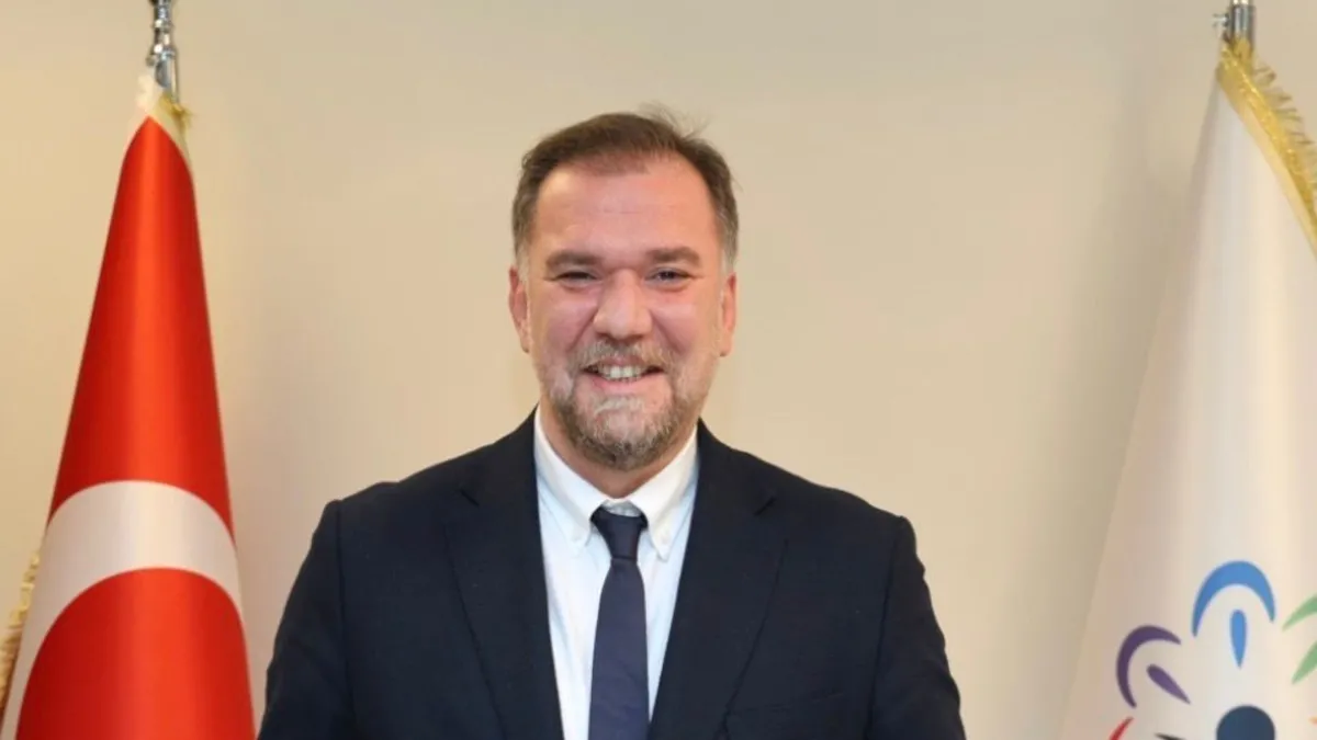 Son dakika | Onursal Adıgüzel’in “tanımıyorum” dediği şüpheliyle fotoğrafı belediye sitesinde çıktı