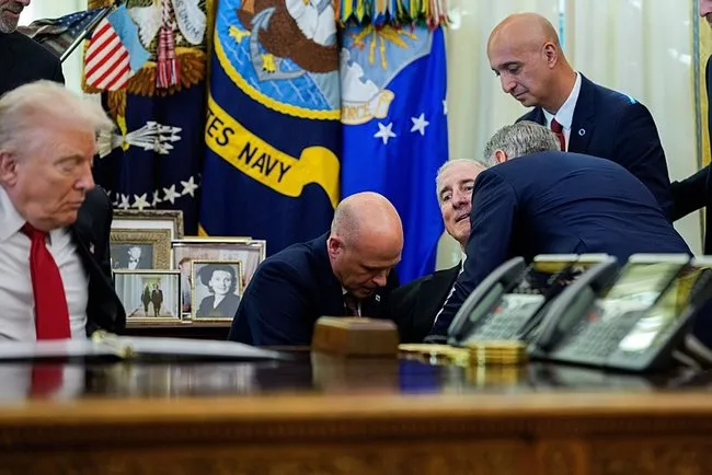 Pánico en la Casa Blanca: ¡Ejecutivo de una farmacéutica se desmaya delante de Trump!