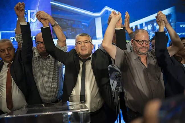 israilde-kritik-secimlerde-oy-sayimi-tamamlandi-sandiktan-koalisyon-belirsizligi-cikti-1793299720615.jpg (800×533)