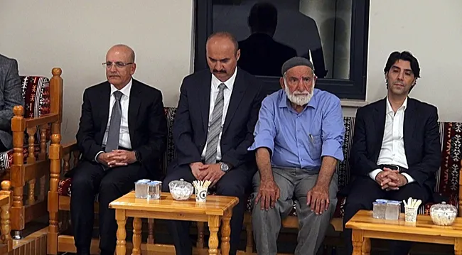 bakan-simsek-vefat-eden-yegeninin-taziyesine-katildi-1788293725698.jpeg