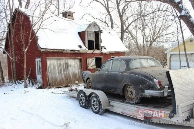 Satın aldığı evin garajında unutulmuş antika araba buldu!