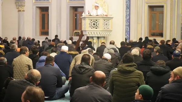 regaip-kandili-munasebetiyle-vatandaslar-dua-edip-namaz-kildi-1705007385733.jpg