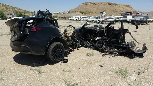 Malatya’da feci kaza! Tesla ikiye bölündü...