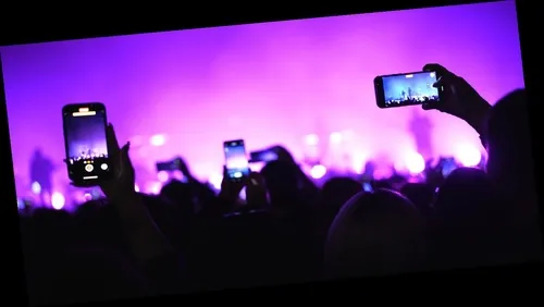 konsere-gittin-telefonun-kilitlendi-1792148623022.jpeg