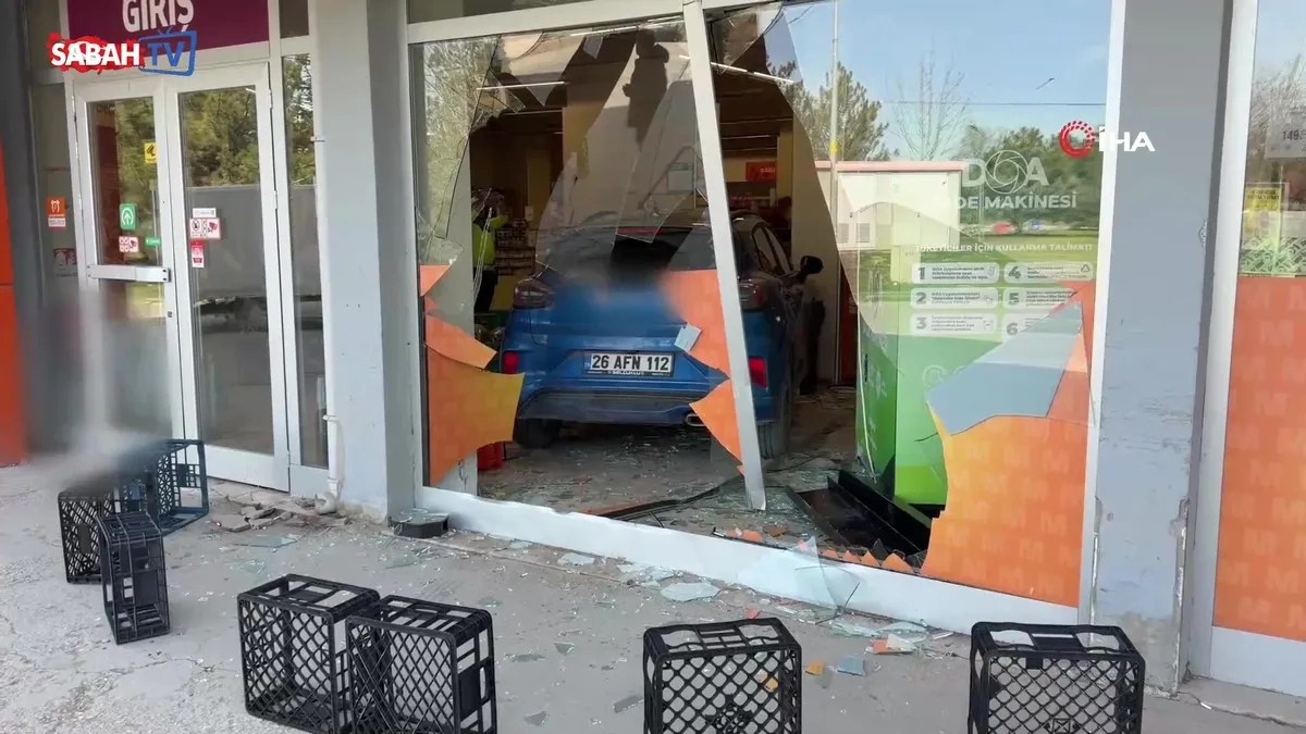 Fren yerine gaza bastı, süpermarkete daldı! | Video videosunu izle Fren yerine gaza bastı, süpermarkete daldı! | Video videosunu izle