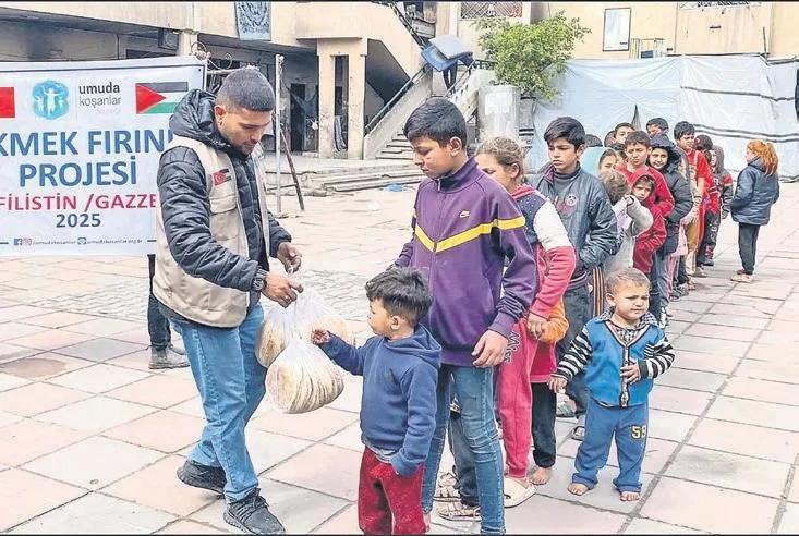 Bombalar altında ekmek dağıtıyor! Gamze Özçelik’in gözyaşlarına boğan Gazze mücadelesi gündem oldu...