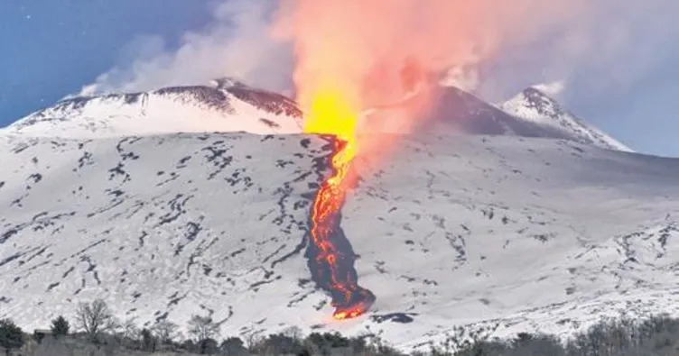 Etna, 3 gündür lav püskürtüyor