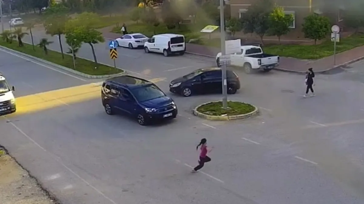 Kazanın adresi Adana: Yola fırlayan çocuğa hafif ticari araç çarptı!