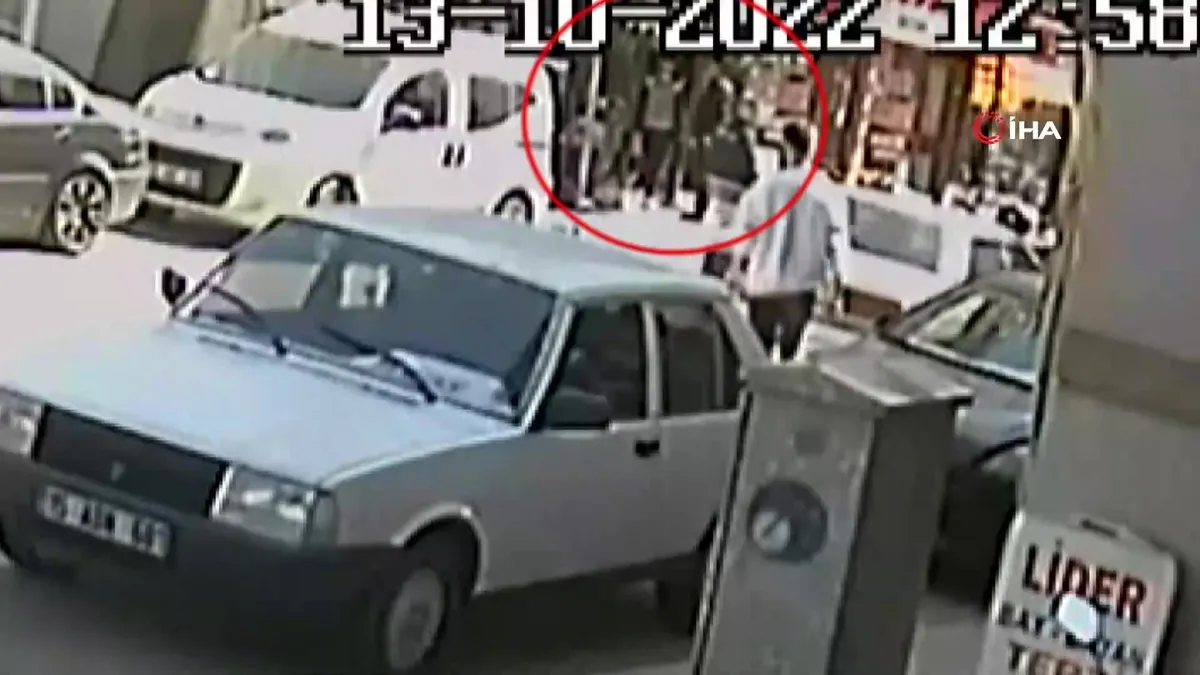 Kimlik soran teğmene silah çıkarmaya çalışan şahıs böyle etkisiz hale getirildi videosunu izle Kimlik soran teğmene silah çıkarmaya çalışan şahıs böyle etkisiz hale getirildi videosunu izle