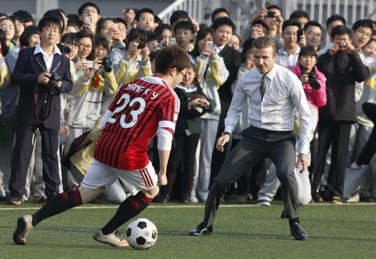 Beckham’dan kravatlı, kunduralı futbol şov